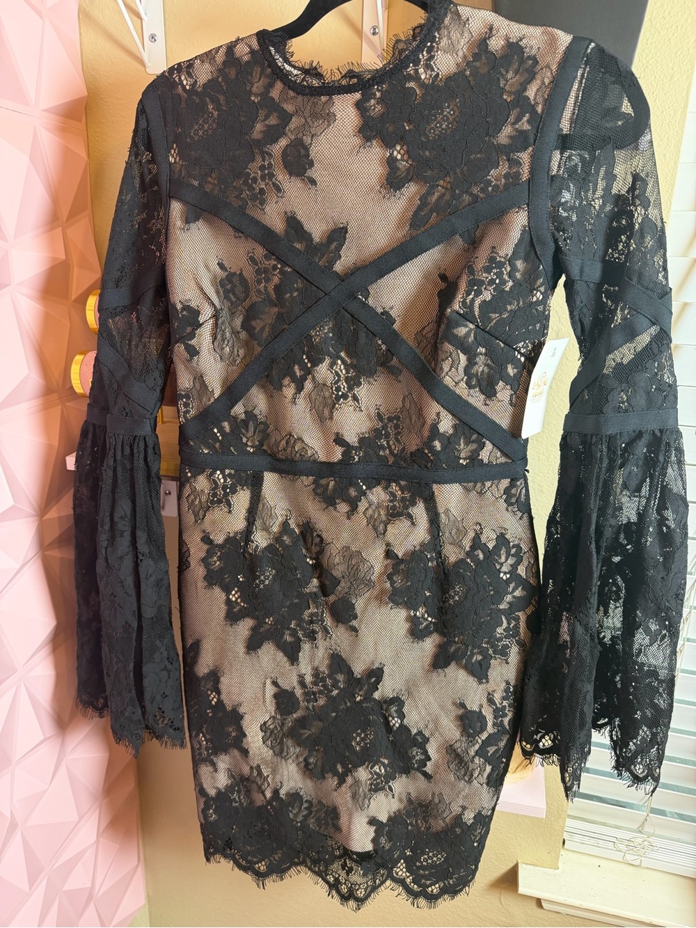 Elegant Black Lace Long-Sleeve Bodycon Dress
